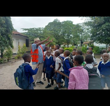 Mr. Chuma Bakari, a Community Health Worker in Kinondoni Municipality in Dar es Salaam, Tanzania raising awareness about HPV vaccine among school children at Kambange Primary School in Dar es Salaam. Credit: Syriacus Buguzi