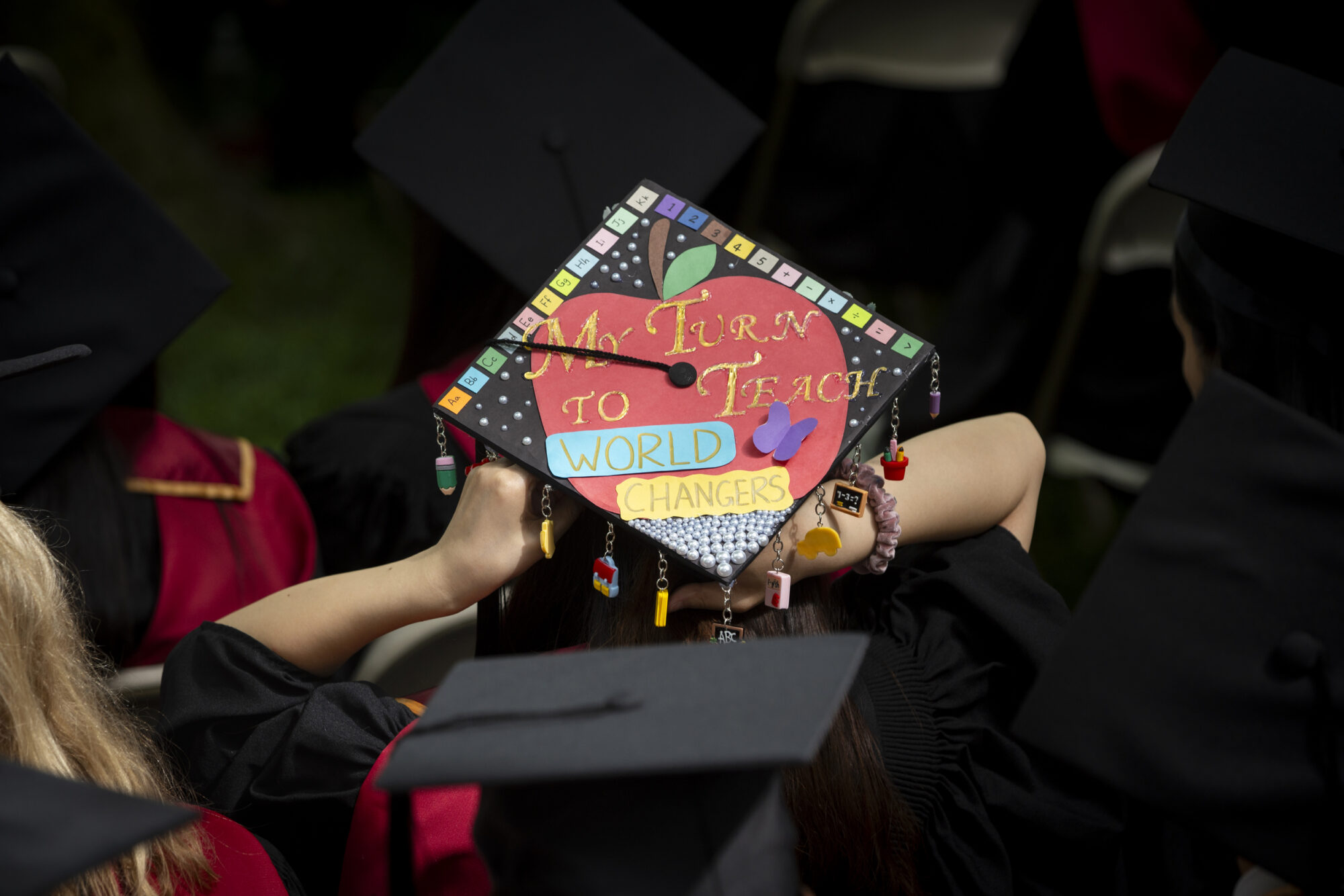 A decorated graduation cap that says 