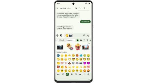 Menggunakan Dapur Emoji pada ponsel Android untuk membuat dan membagikan emoji kamera yang digabungkan dengan emoji wajah senang yang menjulurkan lidah.