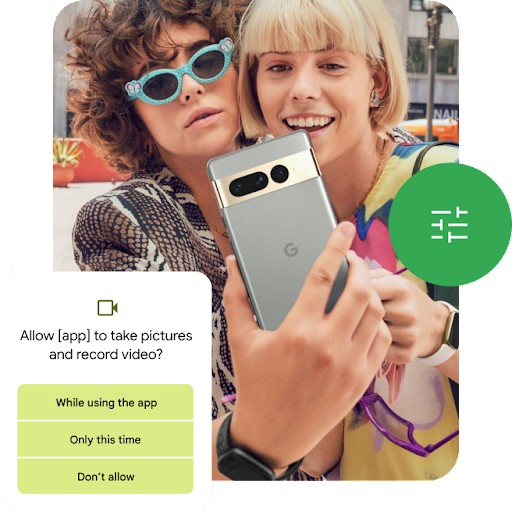 Un usuario haciéndose un selfie con sus amigos usando un smartphone Android. Android pide al usuario que seleccione el nivel de acceso que quiere darle a la aplicación para hacer fotos y grabar vídeos.