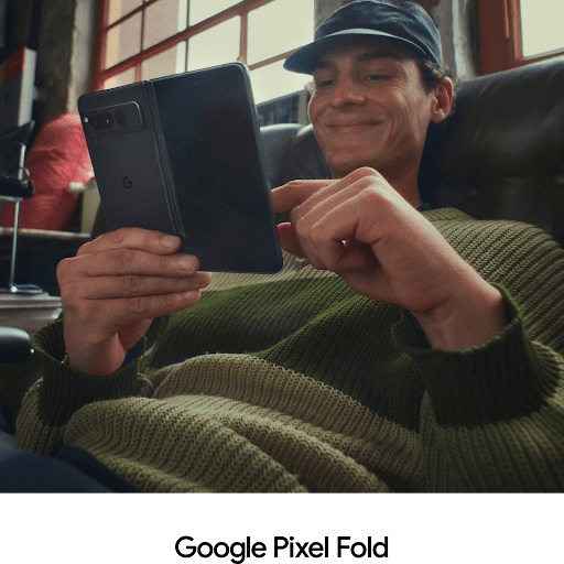 Mann hält aufgeklapptes Google Pixel Fold