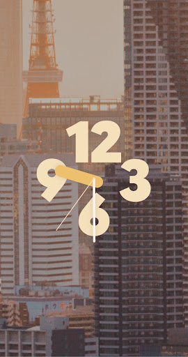 Monochromatyczne zdjęcie budynków o zmierzchu z nałożonym pośrodku zegarem pokazującym godzinę 9:30.