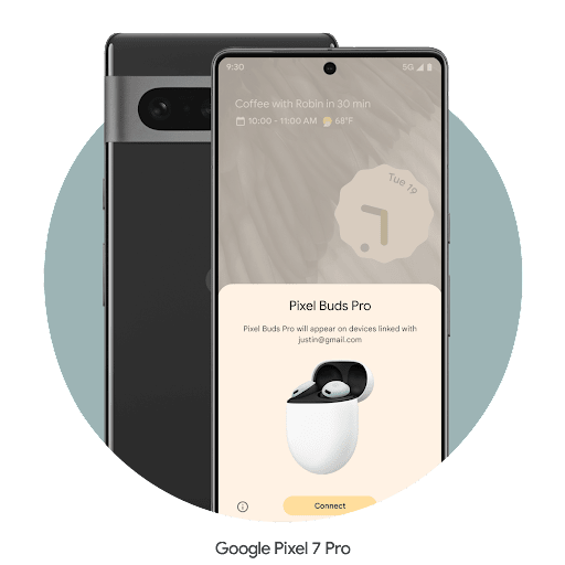 Um telemóvel Pixel 7 Pro está a sincronizar com alguns auriculares Android. Ao lado está a parte posterior do telemóvel fechado, onde se encontra a câmara.