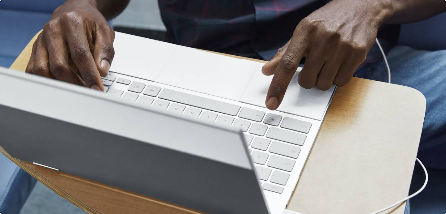 Unas manos escriben en el teclado de un portátil.