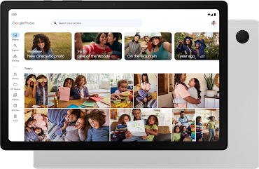 画面に Google フォトが開かれた Android タブレット。複数の家族写真が表示されている