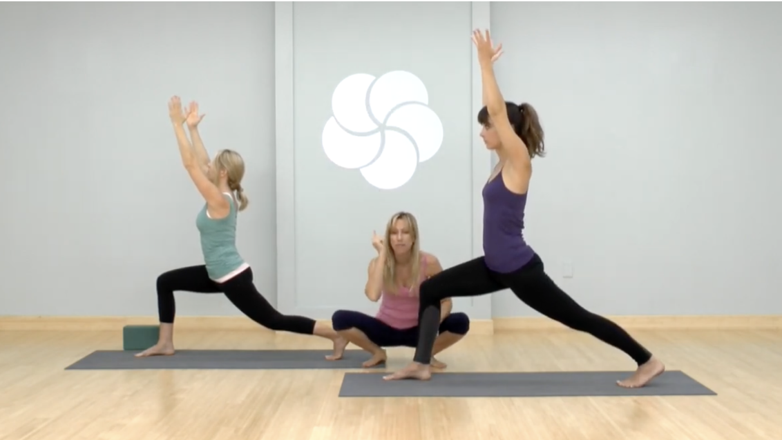 Mujeres haciendo una postura en una clase de yoga. 