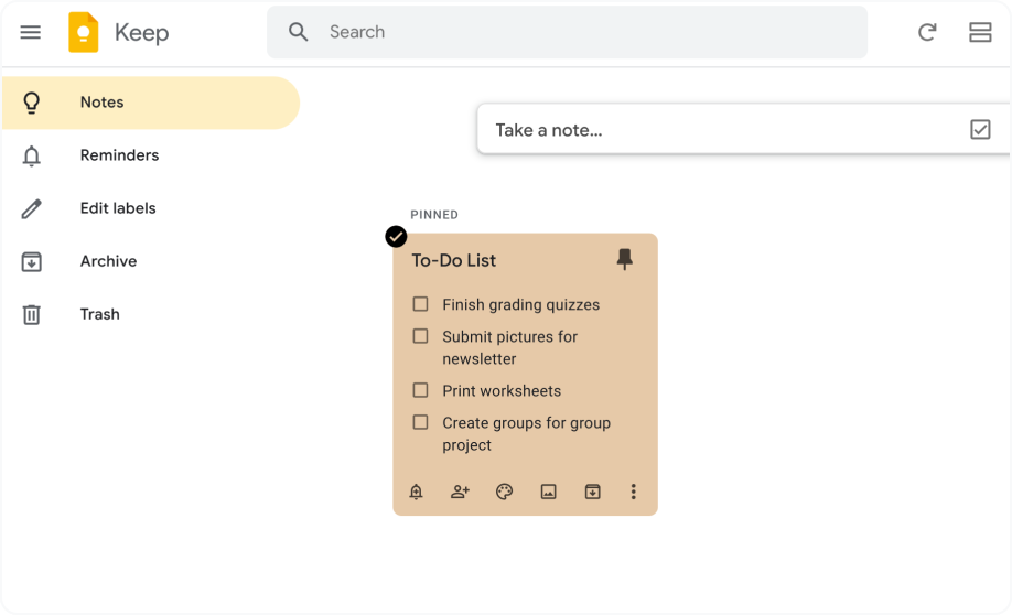 Se ve Google Keep abierto y muestra una nota adhesiva de color naranja fijada en la parte superior de la pantalla con una lista de tareas pendientes.
