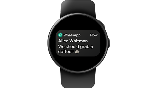 Alguém a usar o WhatsApp no Wear OS para ler e responder a mensagens num smartwatch.