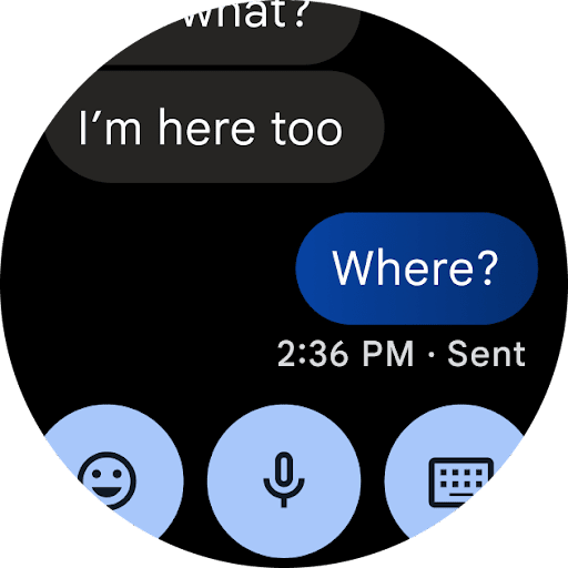Wear OS용 Google 메시지 앱이 스마트시계에 표시되어 있습니다. 화면은 두 사람 간의 대화를 보여 줍니다. Wear OS 사용자의 최신 메시지가 타임스탬프와 함께 전송된 것으로 확인되었습니다. 사용자는 웃는 얼굴 아이콘, 마이크 아이콘 또는 키보드 아이콘을 탭하여 답장할 수 있습니다.