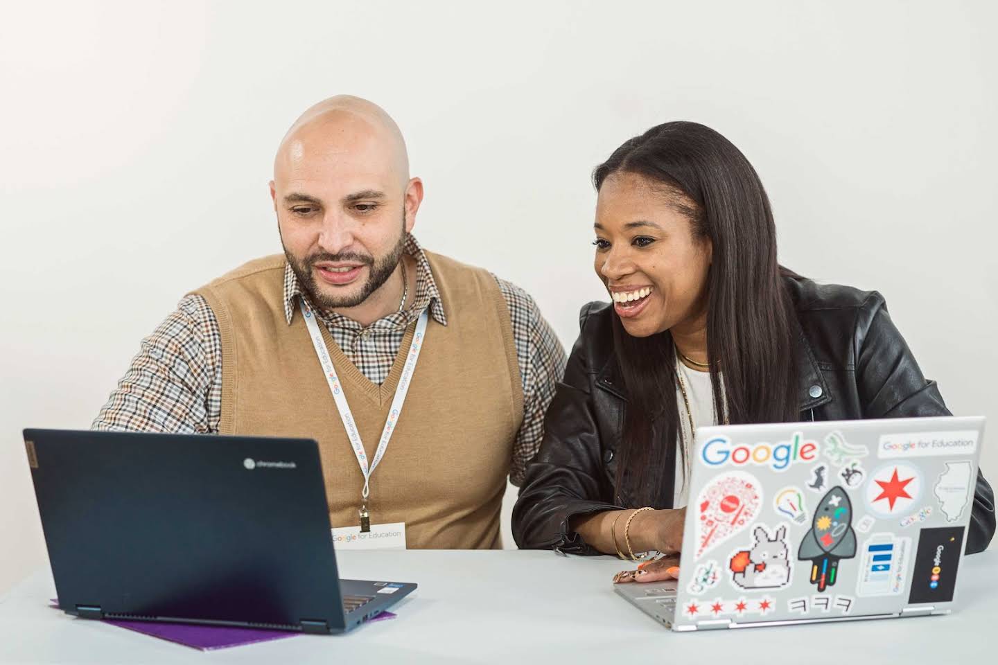 Bild på två pedagoger som samarbetar på Chromebooks