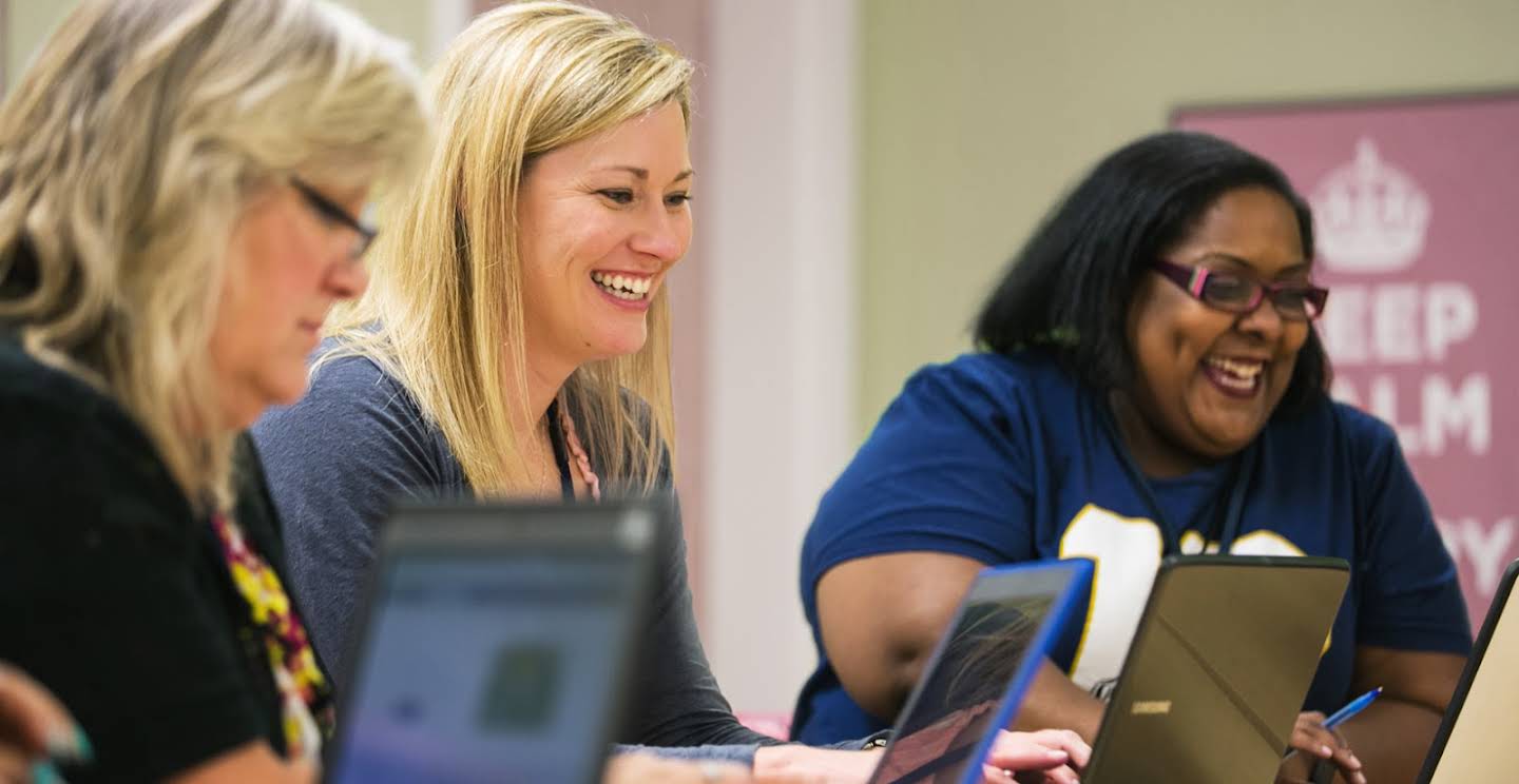 3 位女性教育工作者坐在各自的筆電前方，面帶笑容。