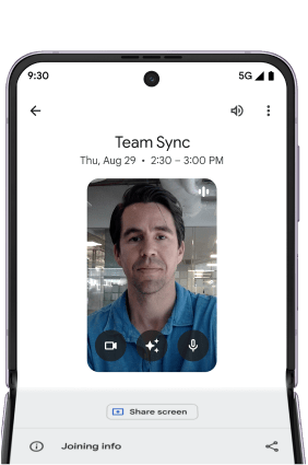 Um telemóvel Pixel Fold aberto na horizontal com uma conversa a decorrer no Google Meet com o marcador "Team Sync". A pessoa do outro lado está a ouvir