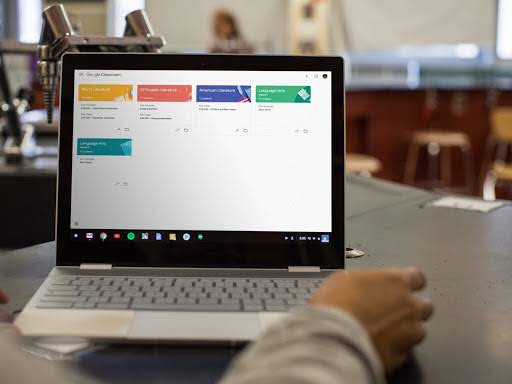 Närbild på en Chromebook med Classroom-skärmen öppen på en bänk.