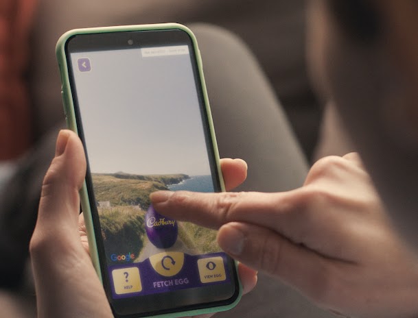 Un huevo de Cadbury gigante en una experiencia de mapas interactivos en un teléfono