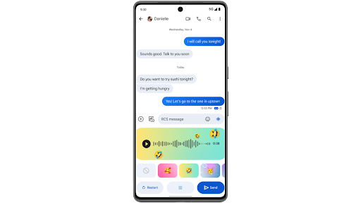 Alguém a enviar uma mensagem de voz na app Mensagens Google e a adicionar um fundo e um emoji personalizados num telemóvel Android.