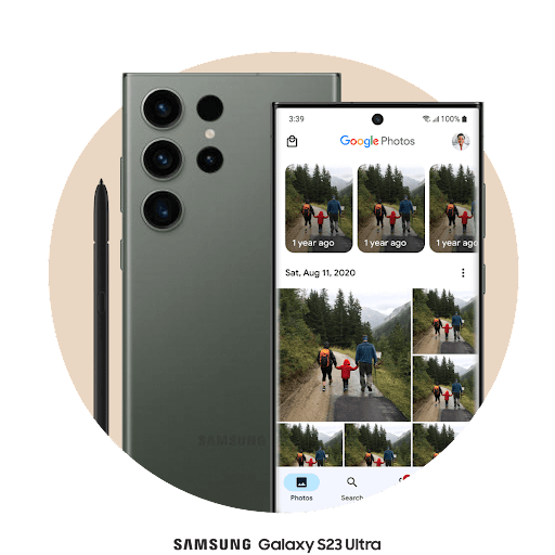 En Android-telefonskjerm med Google Foto åpen viser et rutenett med bilder som nylig er overført.