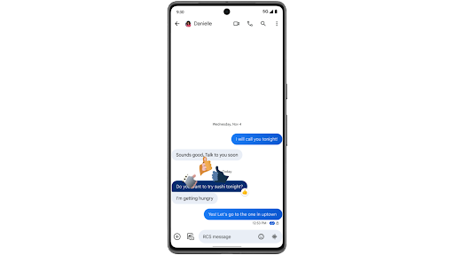Memberi reaksi pada teks di Google Message dengan emoji jempol, lalu layar menampilkan animasi emoji besar yang terdiri dari tiga emoji jempol besar yang bergerak-gerak pada ponsel Android.