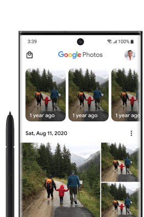 En Android-telefonskjerm med Google Foto åpen viser et rutenett med bilder som nylig er overført.