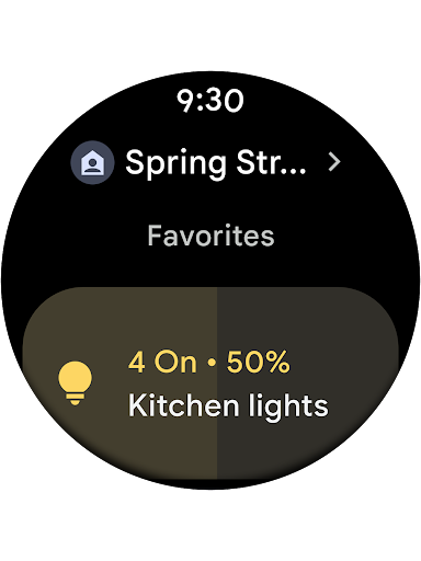 Wear OS용 Google Home 앱의 '즐겨찾기' 기능이 시계에 표시되어 있습니다. 선택한 위치의 Google Home 상태가 재택으로 설정되어 있으며 해당 위치의 주방에 네 개의 조명이 켜져 있음을 보여 줍니다. 네 개의 조명 모두 스마트시계에서 조절할 수 있으며, 밝기 50%로 설정되어 있습니다.