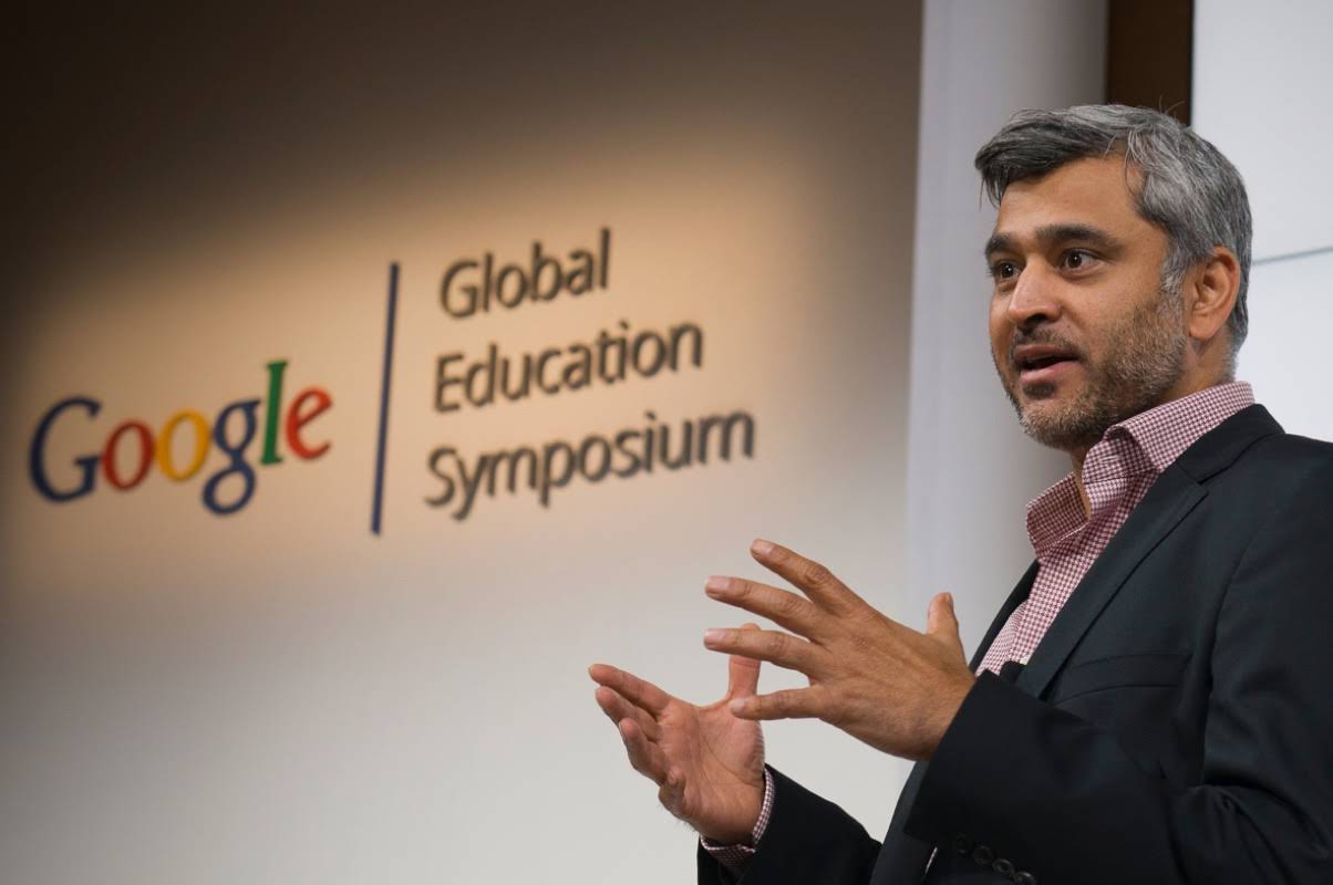 Homem falando no palco em um Simpósio Global de Educação do Google