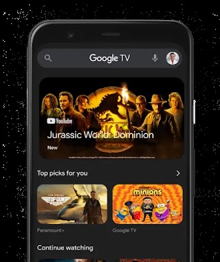 Un teléfono móvil con la aplicación Google TV en la pantalla.