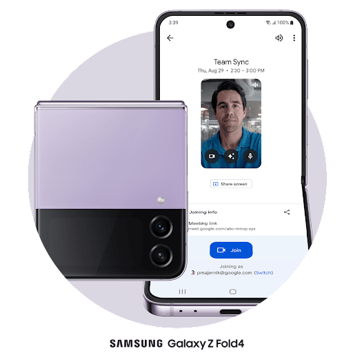 En lukket Pixel Fold-telefon ved siden av en sammenleggbar telefon som er åpen horisontalt. En Google Meet-samtale merket med «Team-synkronisering». Personen i den andre enden lytter.