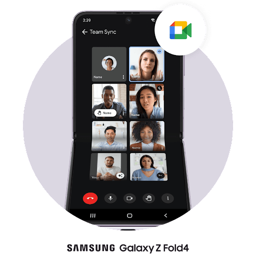 Google Meet-logoen vises over en horisontalt åpen sammenleggbar telefon. En videochat med sju andre deltakere pågår.