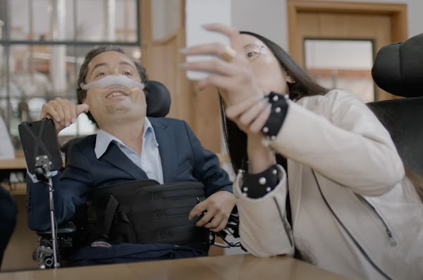 La empleada de Google Aubrie Lee (ella) en su silla de ruedas se toma un selfie con un hombre en silla de ruedas