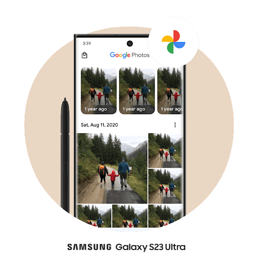 En Android-telefonskjerm med Google Foto åpen viser et rutenett med bilder og Google Foto-logoen øverst til høyre.