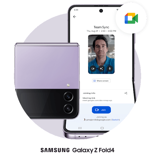 En lukket Pixel Fold-telefon ved siden av en sammenleggbar telefon som er åpen horisontalt. En Google Meet-samtale merket med «Team-synkronisering». Personen i den andre enden lytter. Google Meet-logoen vises ved siden av den åpne telefonen.