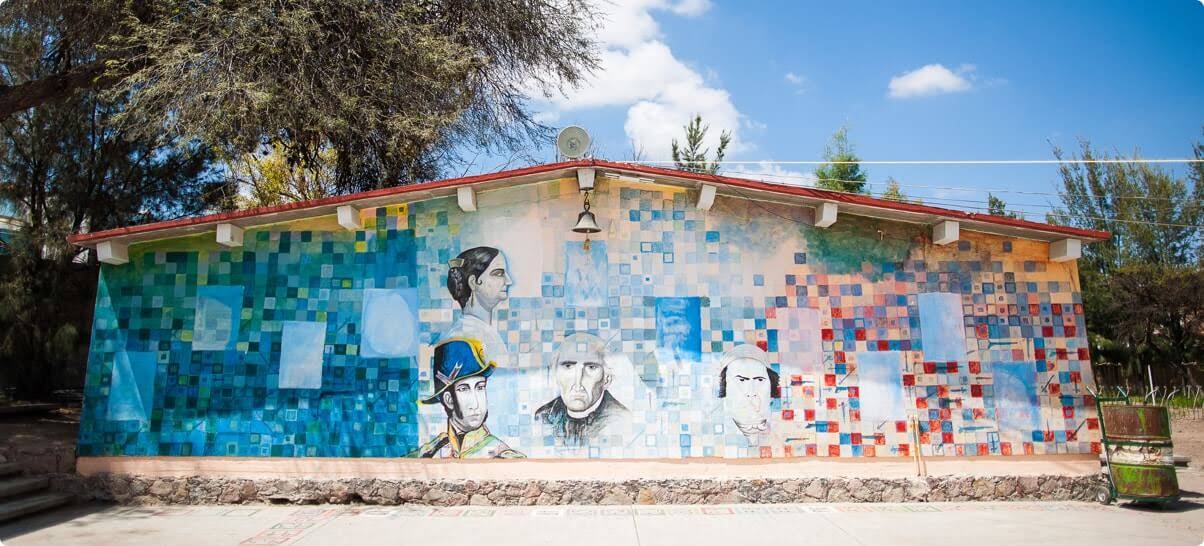 Dolores Hidalgo i Mexiko, en bild av en mur med graffiti på