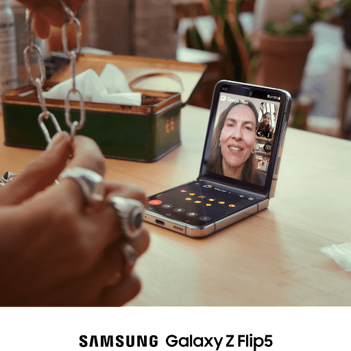 aufgeklapptes Samsung Galaxy Z Flip5 mit Google Meet Anruf