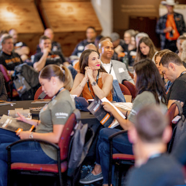 Participantes del Cumbre Nacional de Bunker Labs 2019 sentados juntos en un cuarto de conferencias