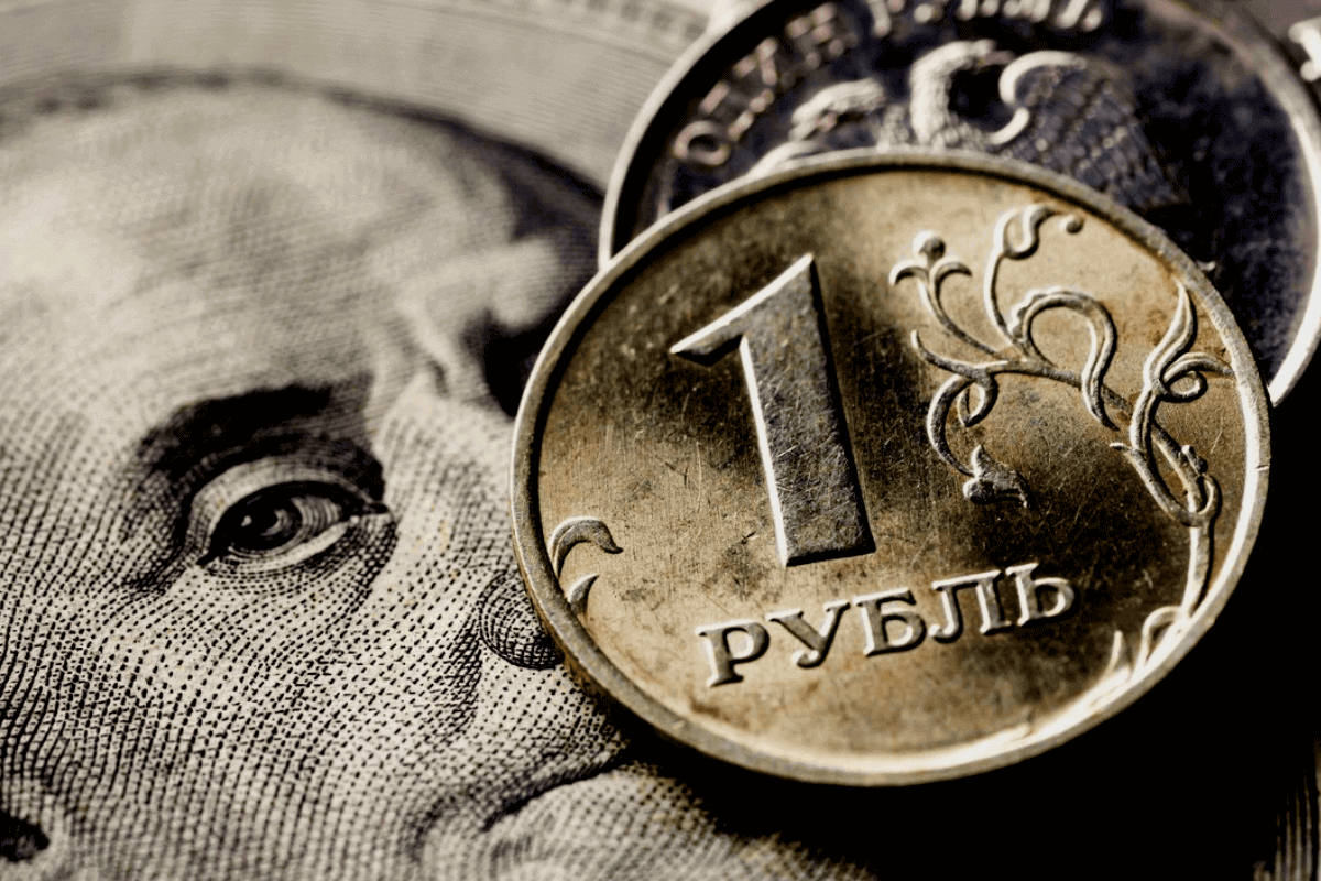 Рубль почти достиг своего восьмимесячного минимума