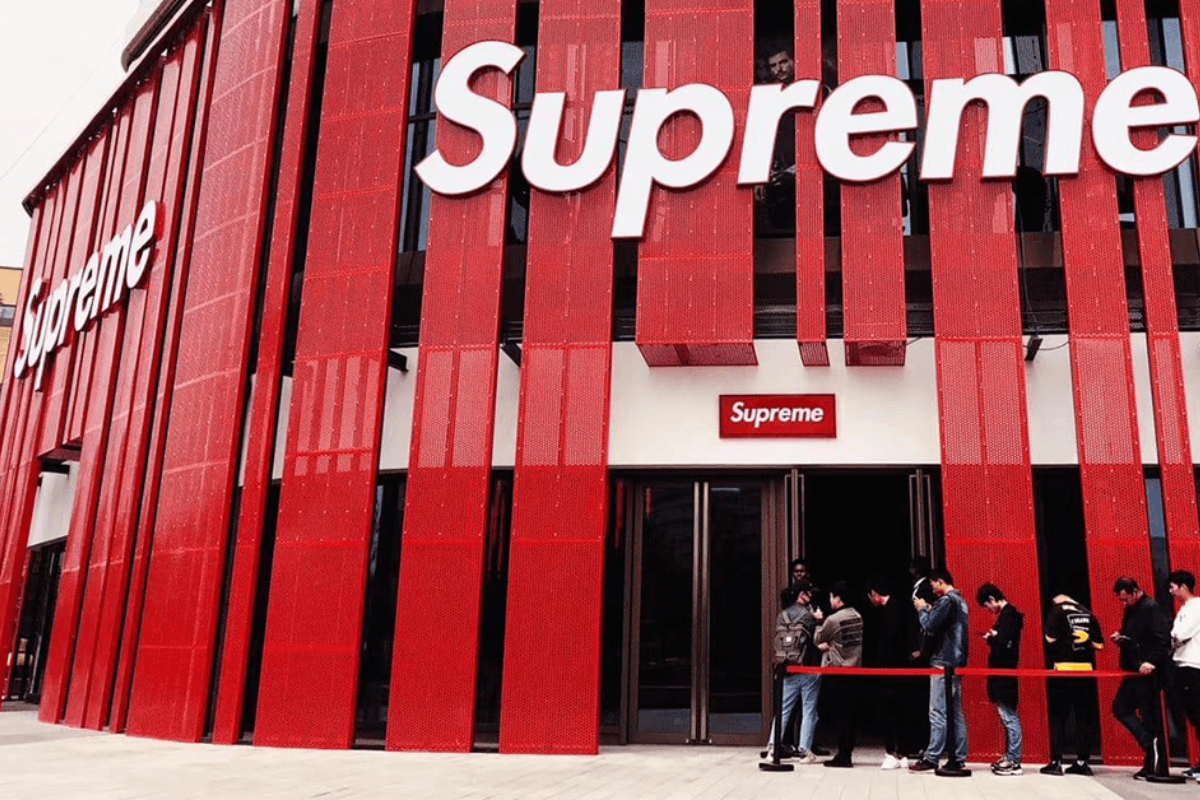 Подборка интересных видеороликов и фильмов про историю успеха бренда уличной одежды Supreme