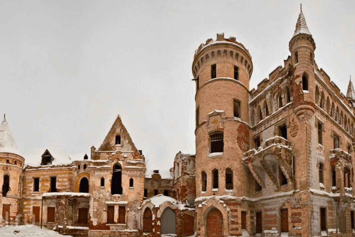 Самые дорогие и необычные особняки миллиардеров: Лесной средневековый замок